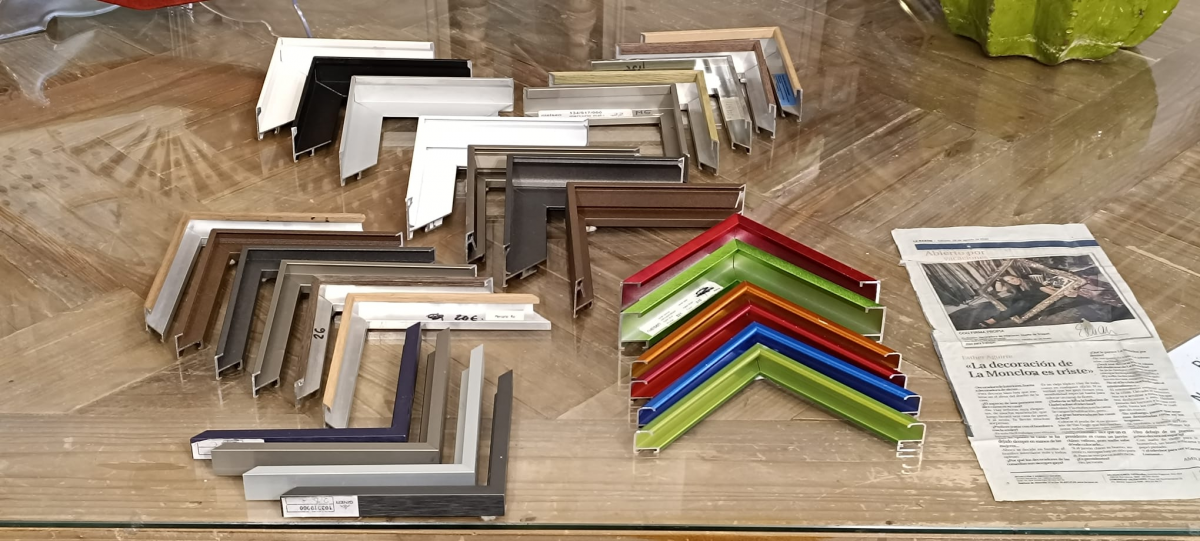 Molduras de aluminio de todo tipo para lienzo forradas de chapa de madera oxidadas en vitrina, en caja, en colores flúor, etcétera. troqueldester.com barrio prosperidad madrid